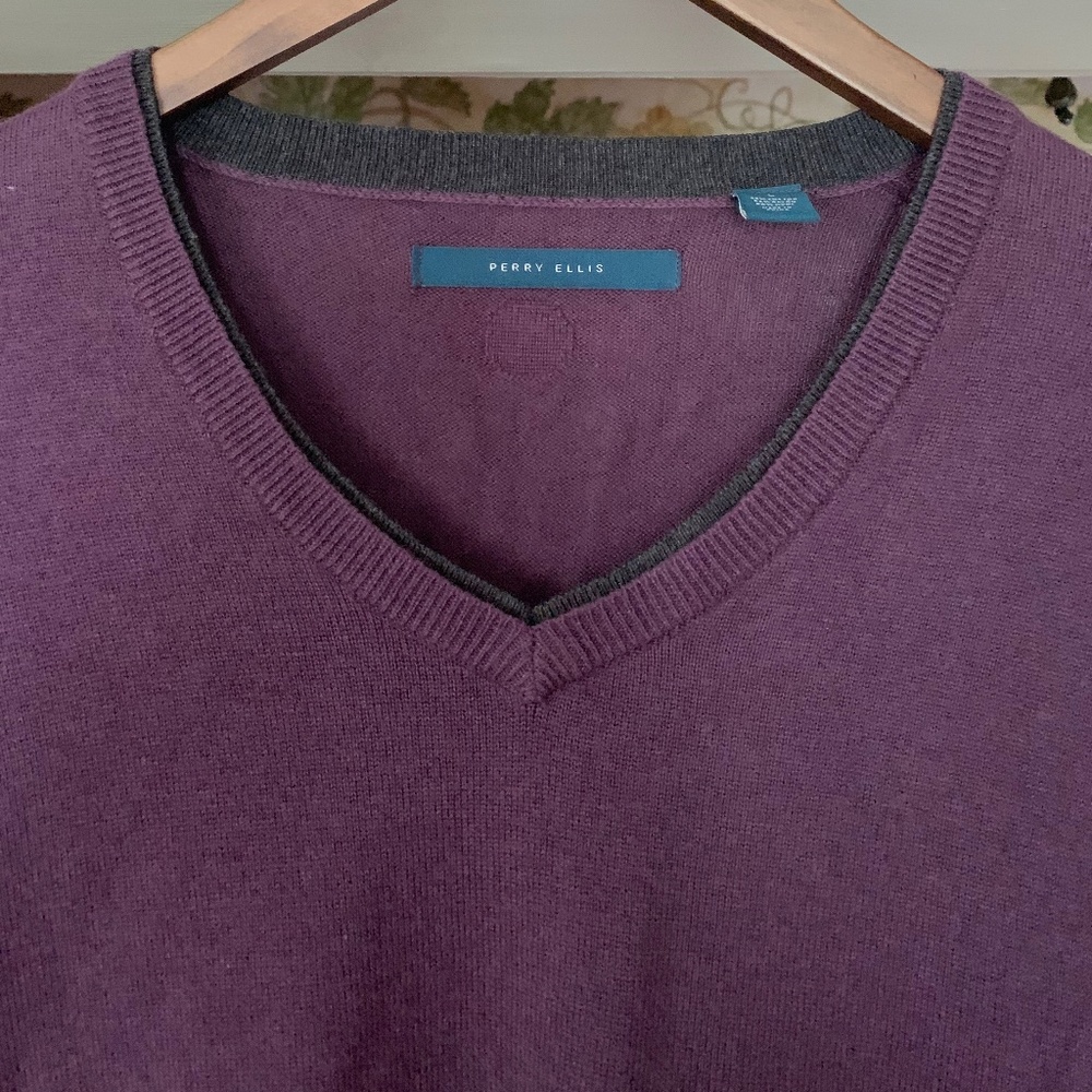 Perry Ellis V-Neck Sweater. Large - Picture 2 of 4